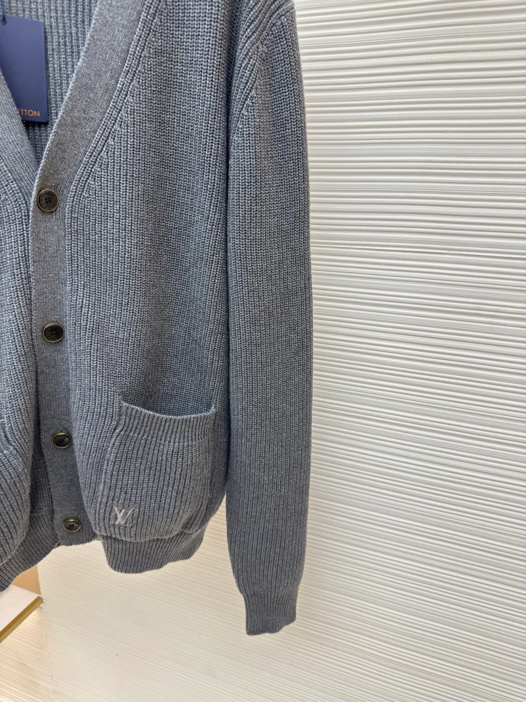 LOUIS VUITTON Pocket embroidered knitted cardigan ●Authentic product: Purchased and developed in 19800 ●Item number: 1680528-B15 ●Fabric: wool blended fabric ●Technology: Knitting ●Version: loose fit ●Weight: about 880 grams ●Size: XS-S-M-L ●Description: Made of high-quality wool blended fabric, it is soft to the touch and extremely comfortable to wear. It also has good warmth retention and breathability; every stitch of embroidery is accurately placed, the embroidery threads are arranged tightly and evenly, the lines are smooth and natural, and there is no sense of clutter; the knitted texture is uniform It is even and tight, and the stitching method is extremely delicate whether it is the body, cuffs, collar, etc., and makes the overall structure of the sweater more stable and less likely to deform; the edges of the buttonholes are flat, and there will be no off-line; the connection between the pockets and the body is natural and smooth, without any abruptness. The overall wiring is straight and delicate, the fabric is comfortable and soft, and the color is consistent without color difference. It can be matched with the same style to create a fashionable look and control various occasions. Customized accessories, complete with three standards, same style for men and women!